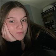 Diplômée du brevet des collèges et d’un bac relation client, je souhaiterais désormais apporter mon aide aux plus jeunes.